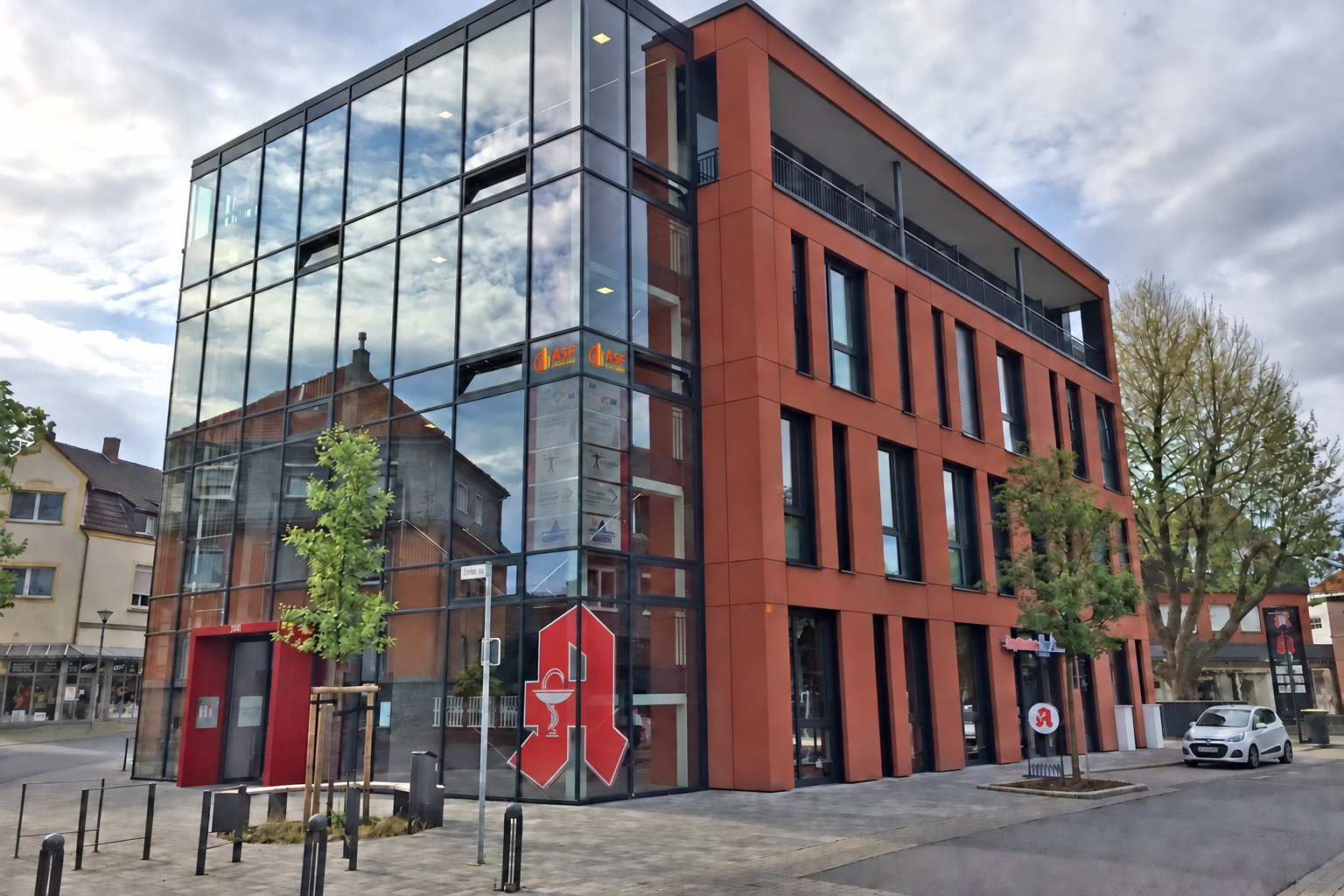 Bürostandort von ASF an der Ludgeristraße 100 in Selm mit visualisierter ASF-Beschriftung an der Glasfassade